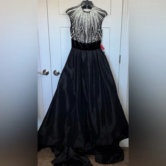 NWT Mac Duggal 77269R - Black Beaded Open Back Pocketed Ball Gown - Picture 3 of 10
